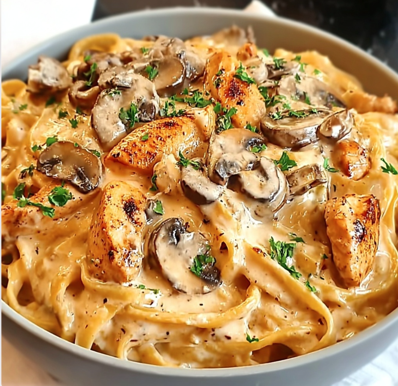 Luxurious Chicken and Mushroom Pasta in Cream Sauce
