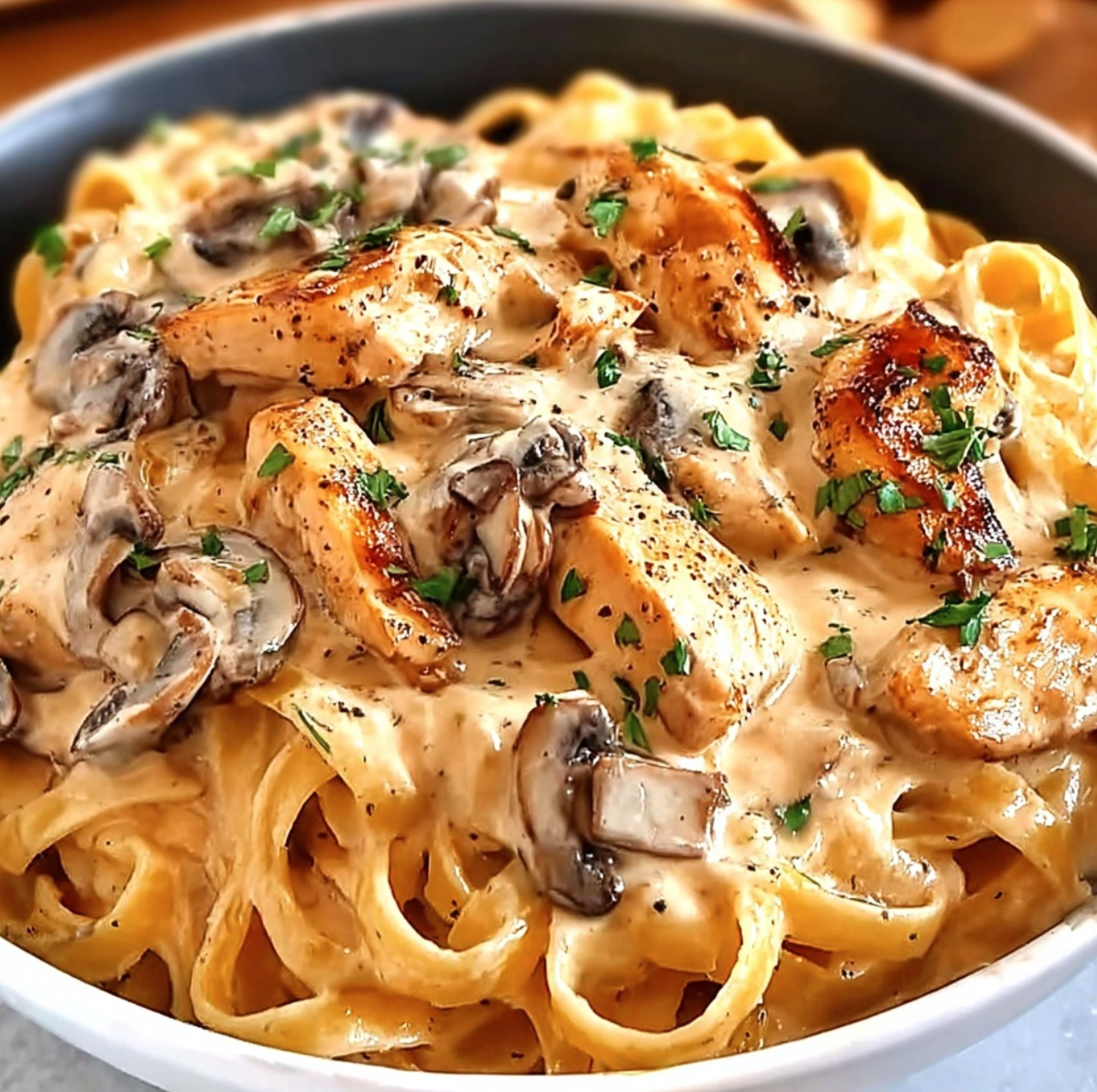 Luxurious Chicken and Mushroom Pasta in Cream Sauce